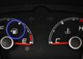 Painel de carro destaca símbolo do combustível com seta à esquerda