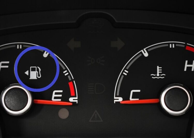Painel de carro destaca símbolo do combustível com seta à esquerda