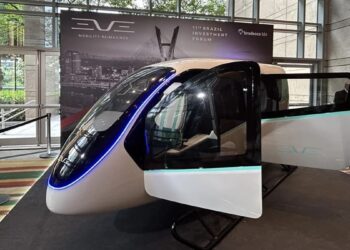 Cabine futurista do eVTOL Eve em exposição com iluminação azul neon, bancos internos e painel ao fundo do Brazil Investment Forum