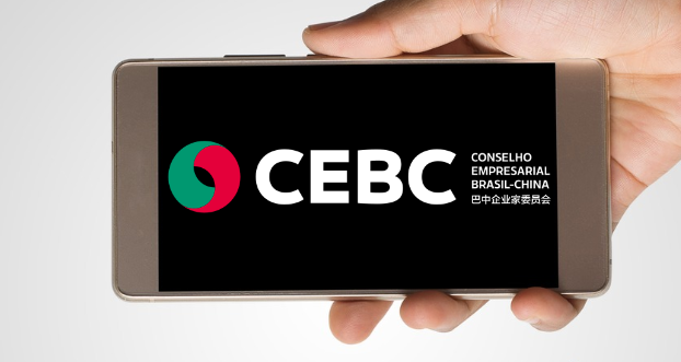 Logomarca do Conselho Empresarial Brasil-China em destaque em smartphone.