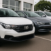 Três carros estacionados mostrando logos alterados, incluindo um Fiat com logo FIRE