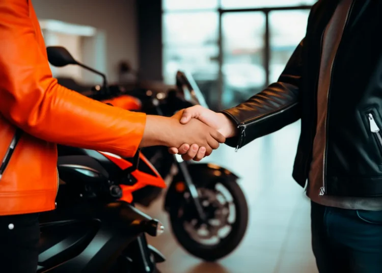Imagem mostra negociação de financiamento de motocicleta, representando o processo de análise realizado pelos bancos para liberar crédito pelo programa Move Brasil.