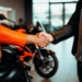 Imagem mostra negociação de financiamento de motocicleta, representando o processo de análise realizado pelos bancos para liberar crédito pelo programa Move Brasil.