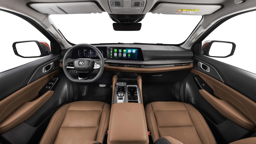 Painel digital e bancos de couro marrom no interior da Ram Dakota 2026, detalhe para a central multimídia