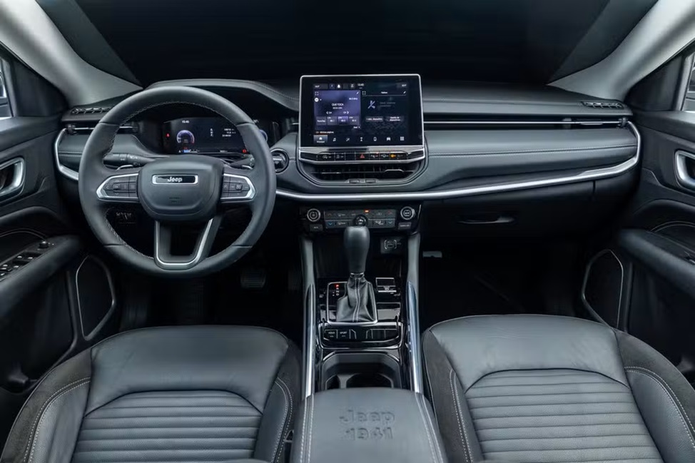 Cabine do Jeep Commander com volante multifuncional, central de 10,1", painel digital e bancos em couro preto