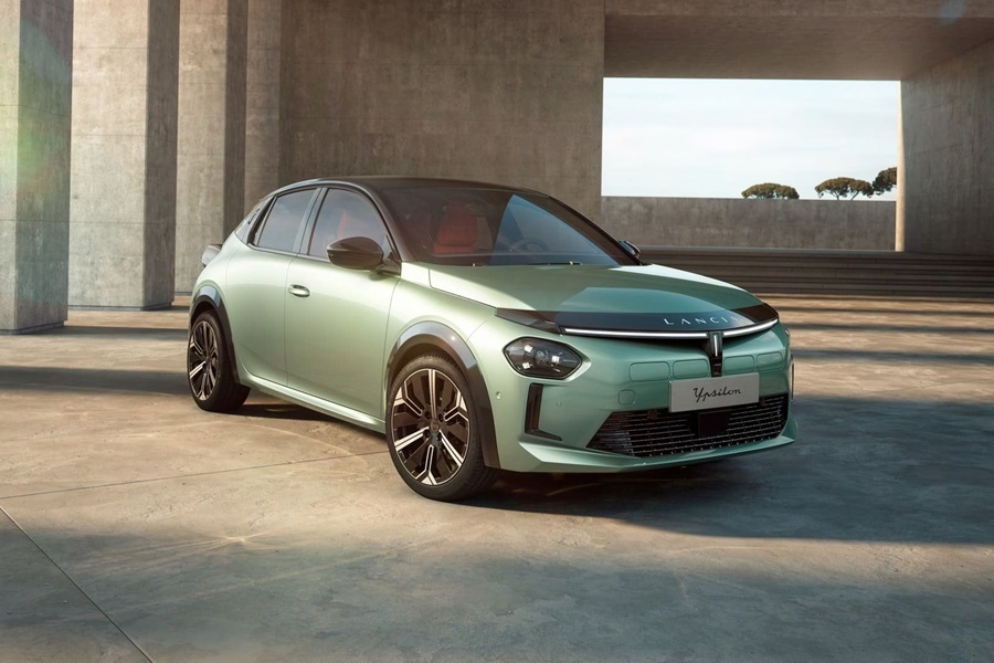 Lancia Ypsilon elétrico na cor Verde Giada com rodas bronze e teto preto em ambiente arquitetônico moderno