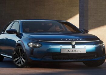 Lancia Ypsilon elétrico na cor azul escura com detalhes em preto brilhante, faróis de LED acesos e logotipo no capô