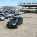 Diversos carros alinhados no pátio do Detran-RN com placa de identificação para leilão de veículos