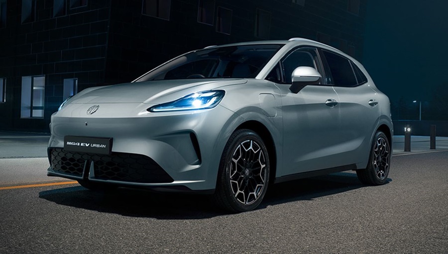 MG4 EV Urban cinza estacionado à noite com faróis de LED azulados e rodas escuras de design esportivo