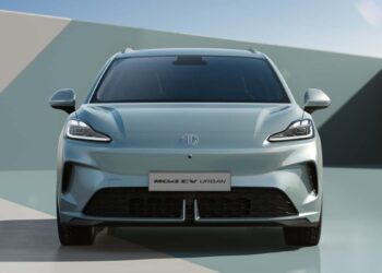 MG4 EV Urban cinza em ângulo frontal, mostrando faróis LED, grade com emblema MG e placa com nome do modelo