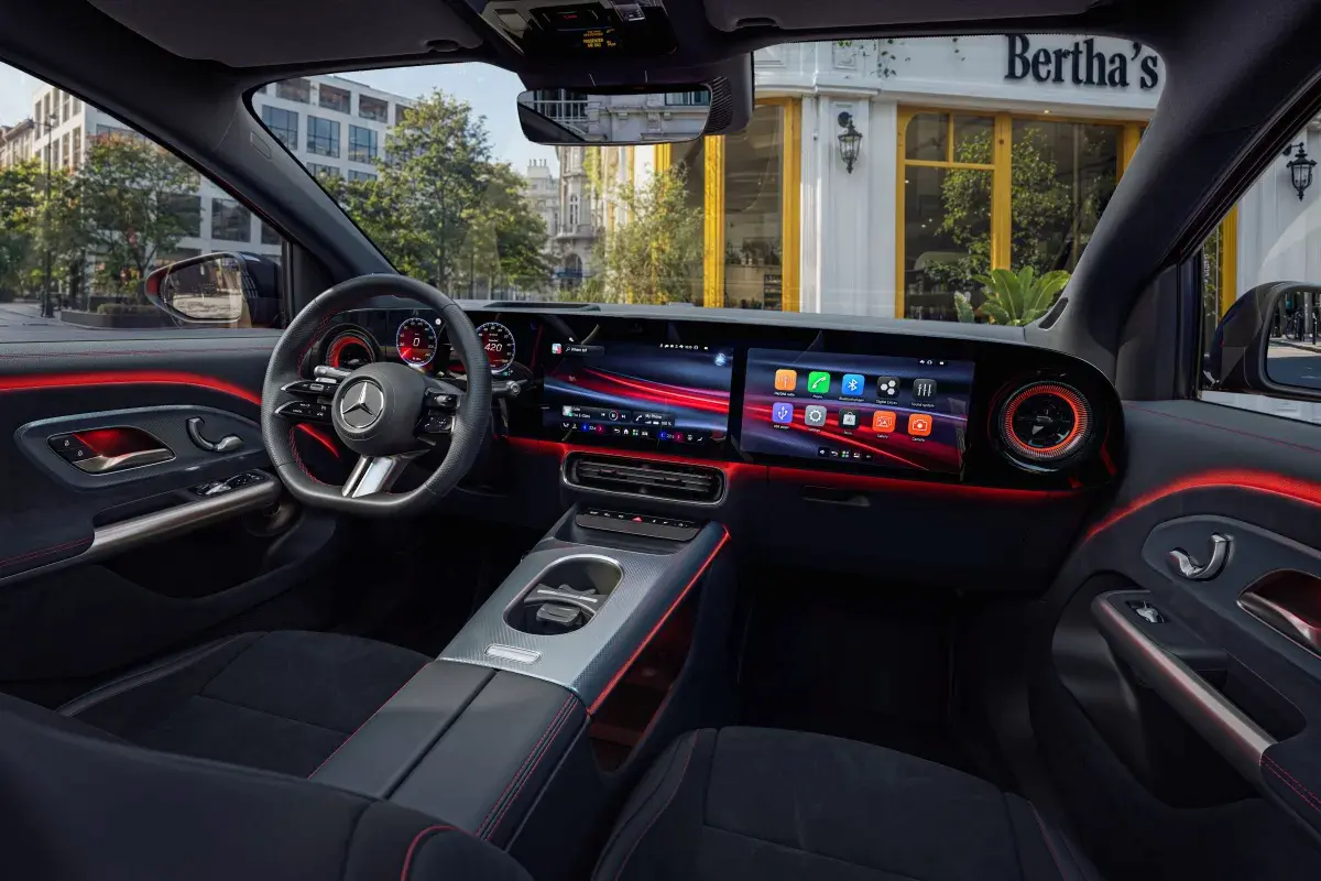 Interior do novo Mercedes-Benz GLA elétrico com painel digital MBUX Superscreen e três telas integradas.
