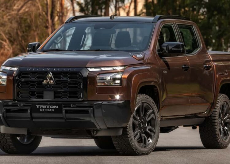 Triton BF///MS na cor Marrom Barroco com faixa lateral Preto Ônix Pearl, rodas de 20 polegadas e pneus off-road