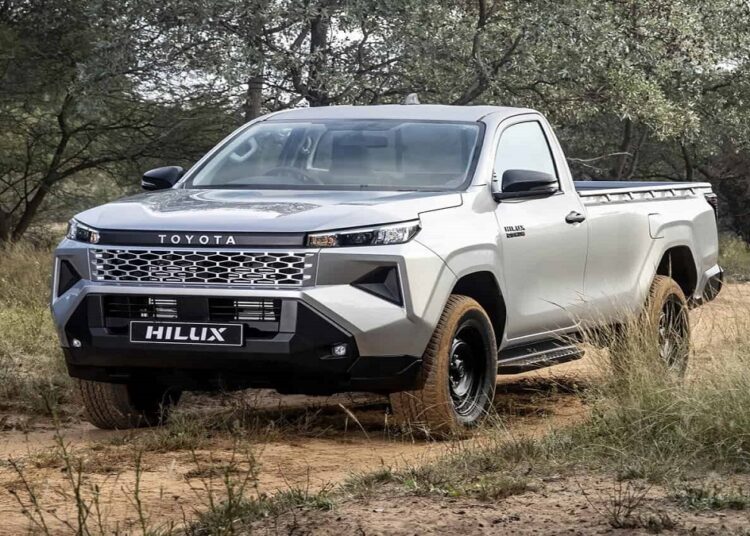 Toyota Hilux 2027 prata, cabine simples, em trilha de terra, novo visual e grade marcante