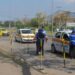 Carros de autoescola do Detran-RJ em teste prático, avaliadores em coletes azuis interagem com candidatos na pista delimitada