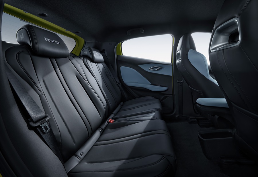 Bancos traseiros em couro preto do BYD Dolphin Mini com detalhes sofisticados e logotipo BYD nos encostos