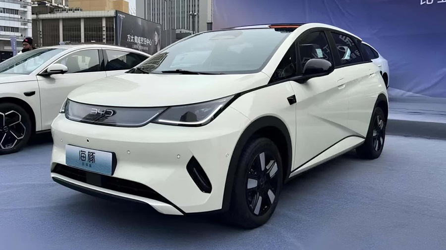 BYD Dolphin Mini branco em exposição, destaca design moderno e nova motorização
