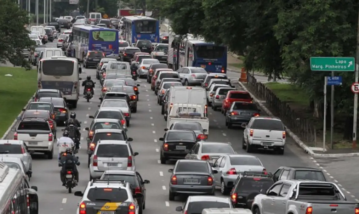 Carros, motos e ônibus parados em engarrafamento na Marginal Pinheiros próximo à placa Lapa
