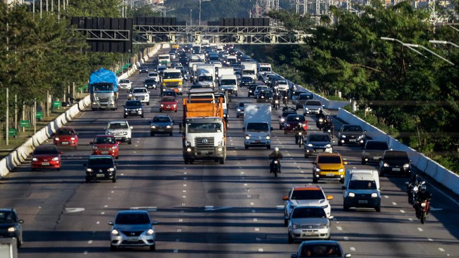 Fluxo intenso de veículos na Marginal Tietê com carros, caminhões e motos em múltiplas faixas