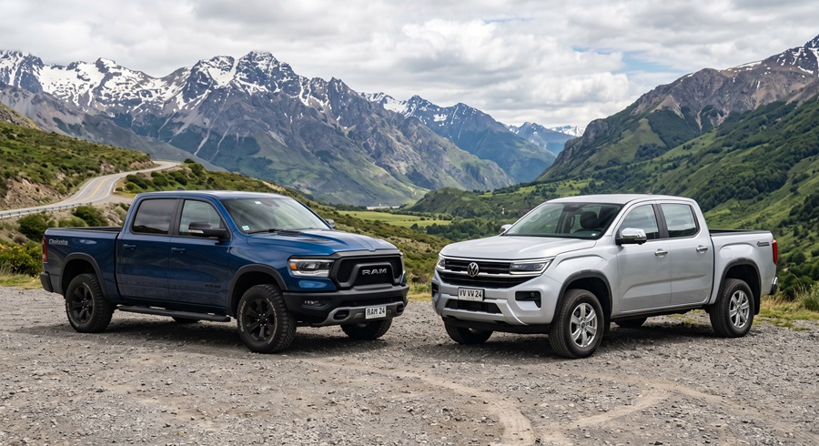 Ram Dakota azul e Volkswagen Amarok prata lado a lado em estrada de montanha