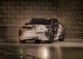 Protótipo do Range Rover GT em camuflagem topográfica dourada inspirada em Gaydon, dentro de câmara anecoica