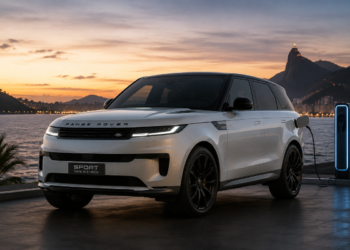 SUV Range Rover Sport branco sendo carregado ao ar livre; Pão de Açúcar e Cristo ao fundo