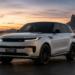 SUV Range Rover Sport branco sendo carregado ao ar livre; Pão de Açúcar e Cristo ao fundo