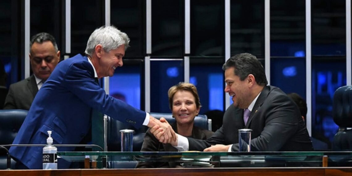 Senador Styvenson Valentim (Podemos-RN), relator da MP do Frete, cumprimenta parlamentar no plenário do Senado