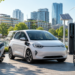 Carro elétrico branco carregando ao lado de scooter e bicicleta em cidade moderna com painéis solares