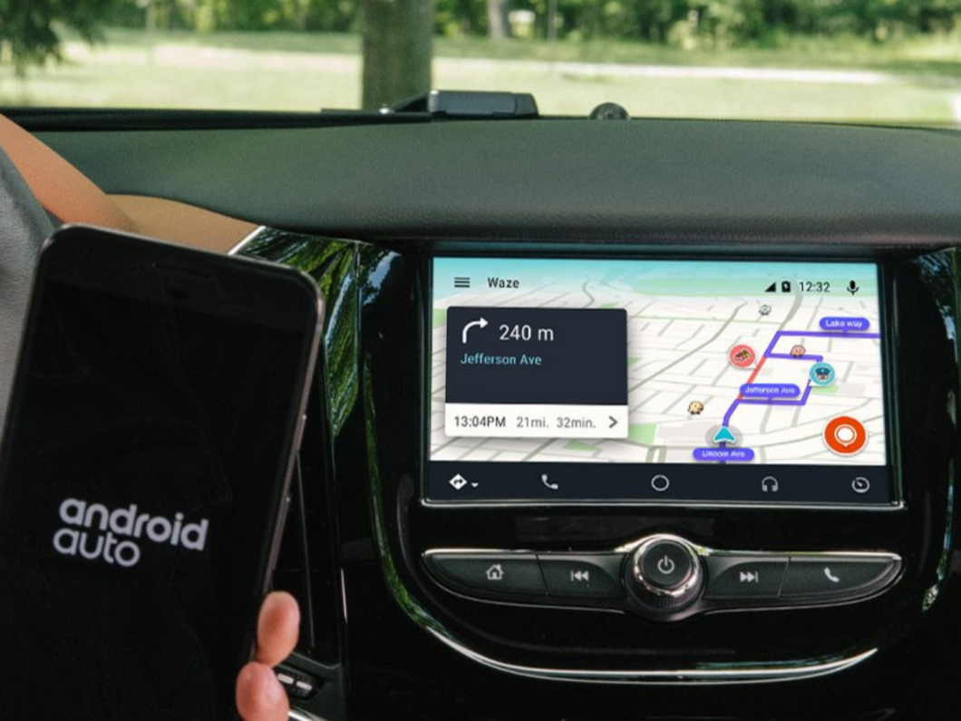 Smartphone com logo Android Auto e tela de carro exibindo mapa do Waze com rota para Jefferson Ave