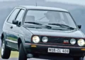 Golf GTI MK2 cinza com grade frontal vermelha, faróis duplos redondos e placa WOB-CL 408 em estrada