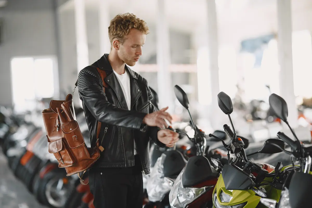 Pessoa analisando motocicletas em loja antes de solicitar financiamento pelo Move Brasil.