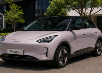 Representação do Geely EX2 Max ao lado de um carregador da marca, elétrico de R$ 136.800 que rodou 303 quilômetros no teste, superou os 289 km do Inmetro e recarrega de 30% a 80% em 21 minutos