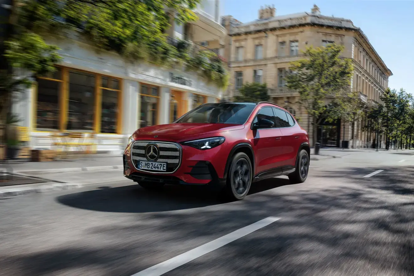 Novo Mercedes-Benz GLA elétrico vermelho circulando na cidade com autonomia de até 657 km.