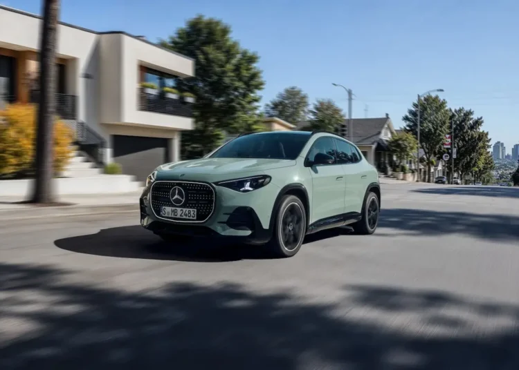 Novo Mercedes-Benz GLA elétrico em movimento pelas ruas com design renovado e autonomia superior a 650 km.