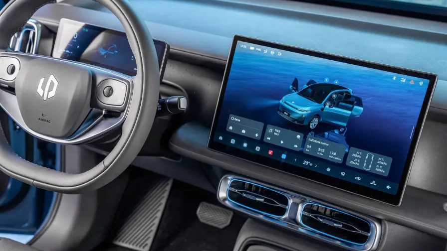 Interior do Leapmotor B10 Ultra-Híbrido, com painel digital, volante multifuncional e central multimídia.