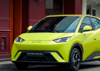BYD Dolphin Mini amarelo elétrico em destaque nas ruas em 2026.