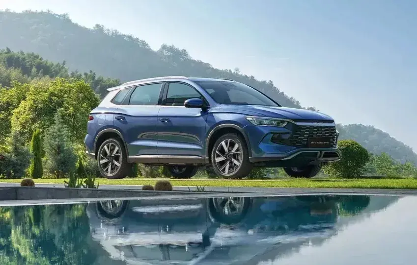 BYD Song Pro híbrido plug-in PHEV estacionado em área externa com paisagem ao fundo.