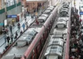 Estação ferroviária da CPTM com trens parados e passageiros aguardando nas plataformas durante movimentação no transporte público de São Paulo.