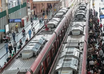 Estação ferroviária da CPTM com trens parados e passageiros aguardando nas plataformas durante movimentação no transporte público de São Paulo.