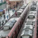 Estação ferroviária da CPTM com trens parados e passageiros aguardando nas plataformas durante movimentação no transporte público de São Paulo.