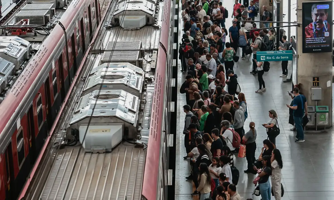 Trens da CPTM em estação ferroviária de São Paulo com passageiros nas plataformas.