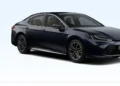 Toyota Camry 2025 em destaque após recall global que envolve falha no painel digital do veículo.