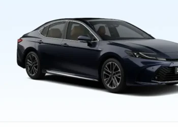 Toyota Camry 2025 em destaque após recall global que envolve falha no painel digital do veículo.