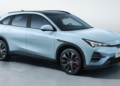 SUV elétrico Arcfox T5 azul-claro com teto panorâmico preto.