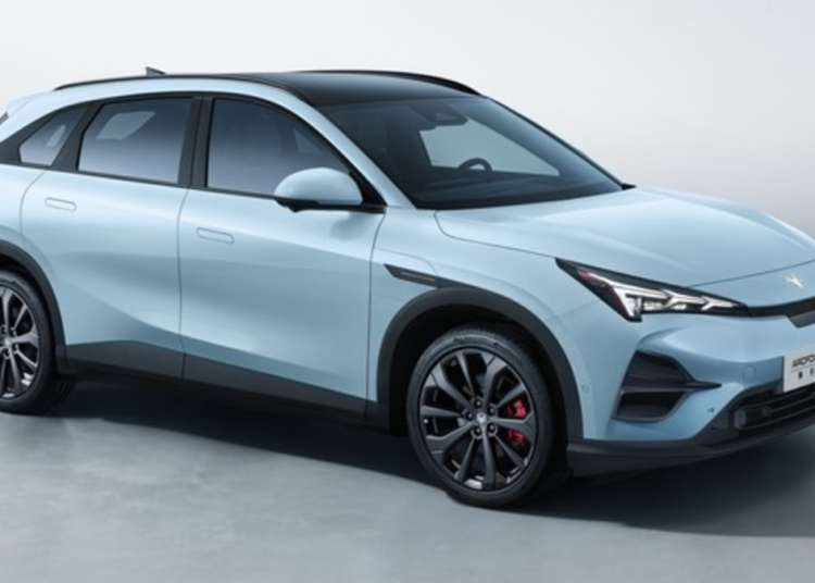 SUV elétrico Arcfox T5 azul-claro com teto panorâmico preto.
