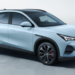 SUV elétrico Arcfox T5 azul-claro com teto panorâmico preto.