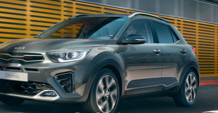 Kia Stonic prata em ambiente urbano moderno.