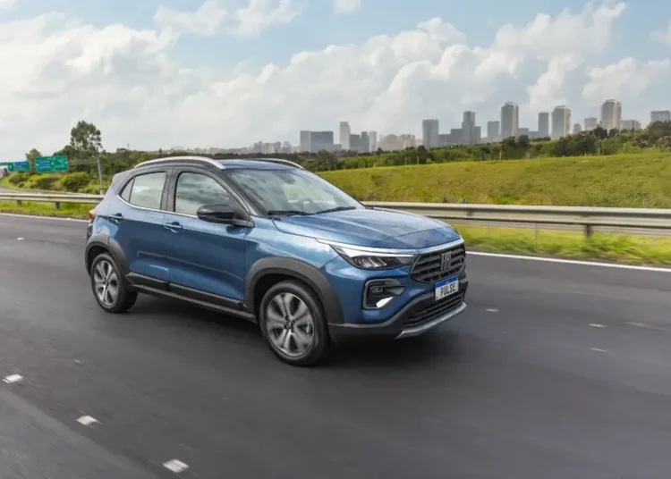 Fiat Pulse Impetus Hybrid equipado com tecnologia híbrida leve MHEV em estrada.