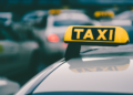 Frota de táxis em fila destaca transporte urbano nas grandes cidades.
