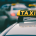 Frota de táxis em fila destaca transporte urbano nas grandes cidades.